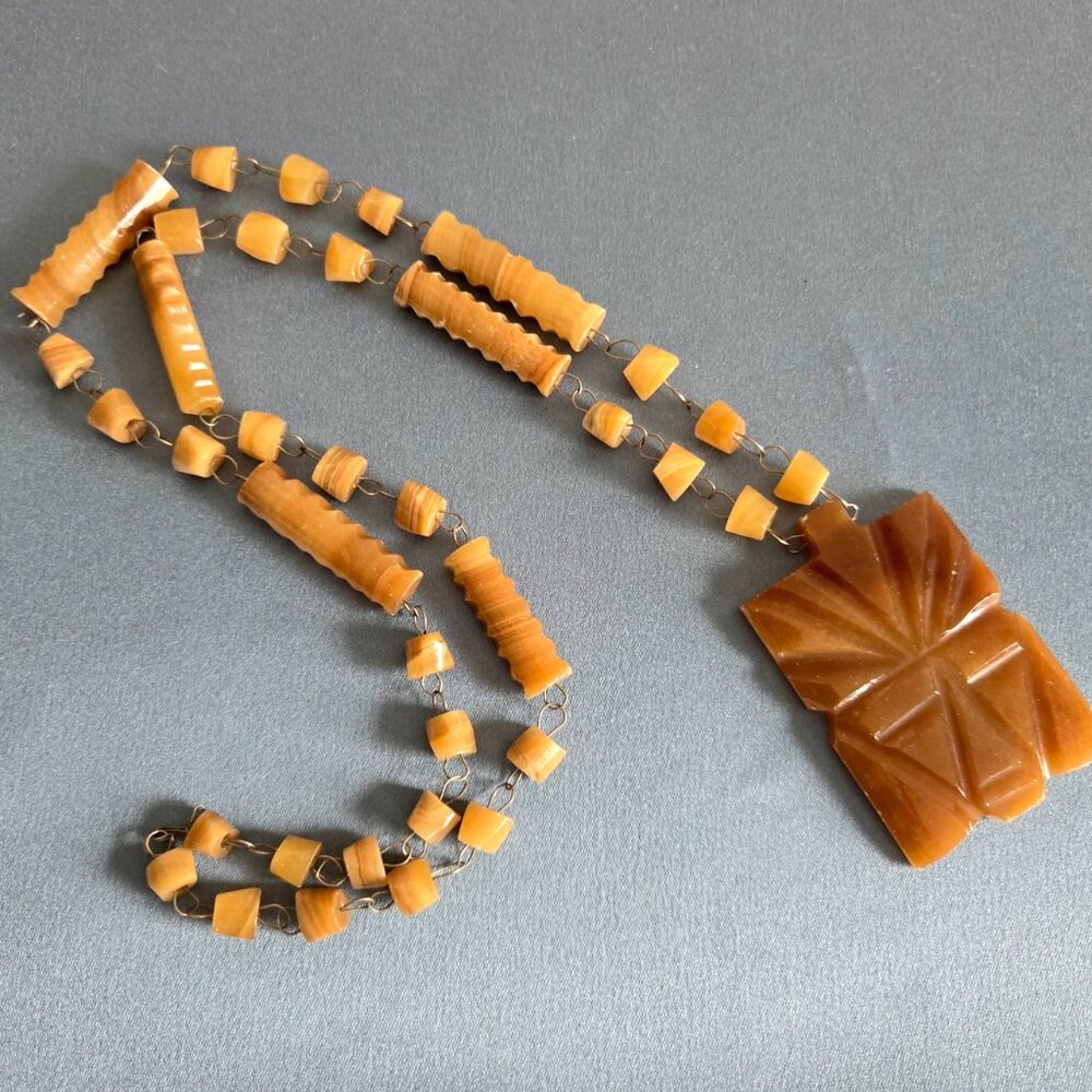 Vintage Agate carved Aztec Mask necklace. Retro jewelry. - Picture 2 of 5